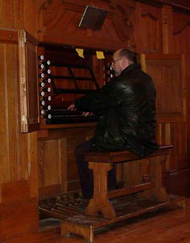 Domorganist Andreas Weber an der Jahn-Orgel